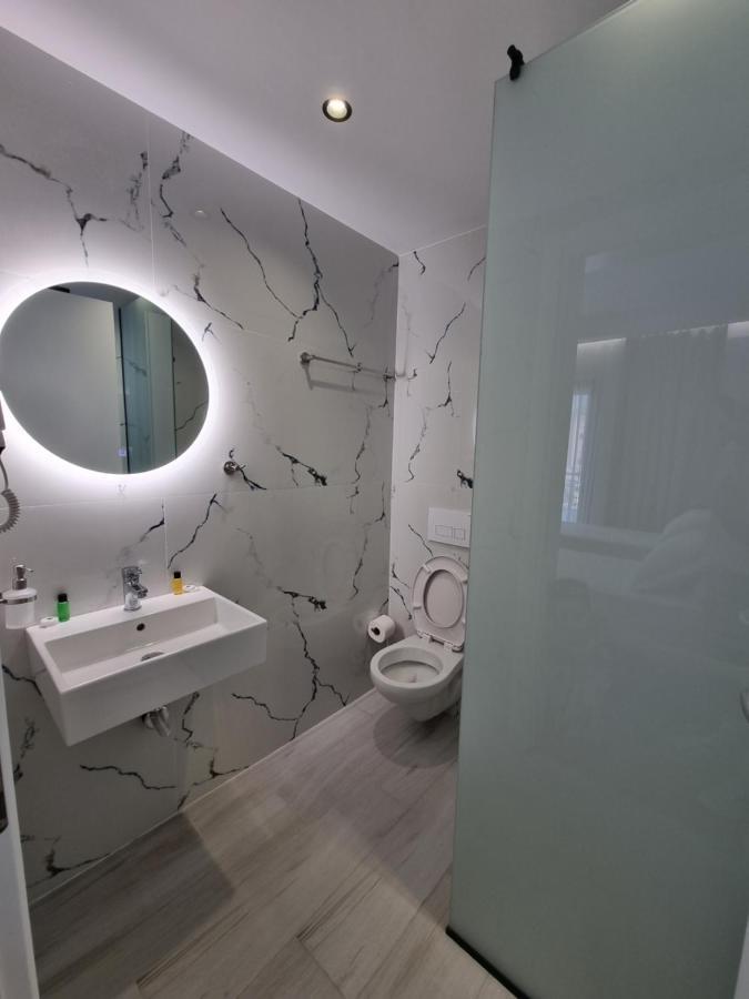 White Villa Permet Luaran gambar