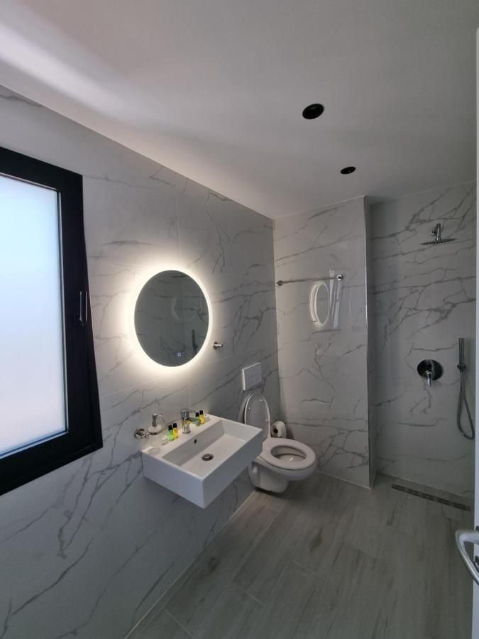 White Villa Permet Luaran gambar