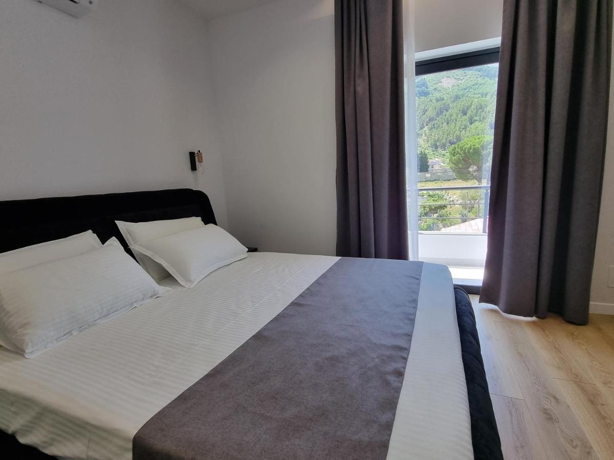 White Villa Permet Luaran gambar