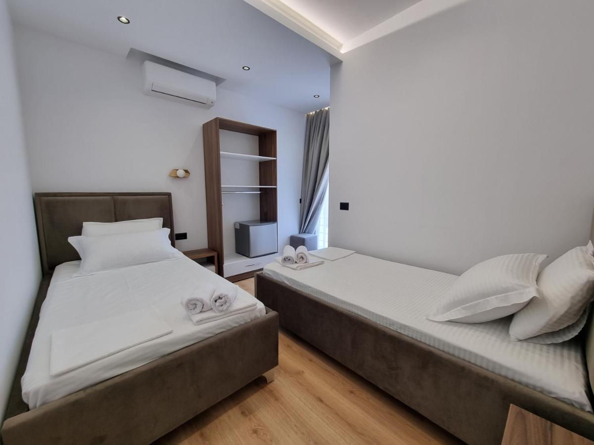 White Villa Permet Luaran gambar