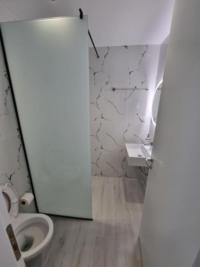 White Villa Permet Luaran gambar