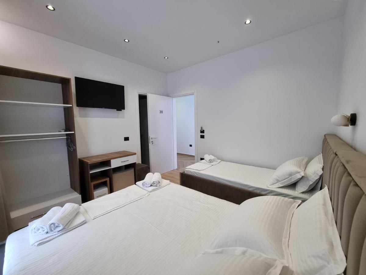 White Villa Permet Luaran gambar