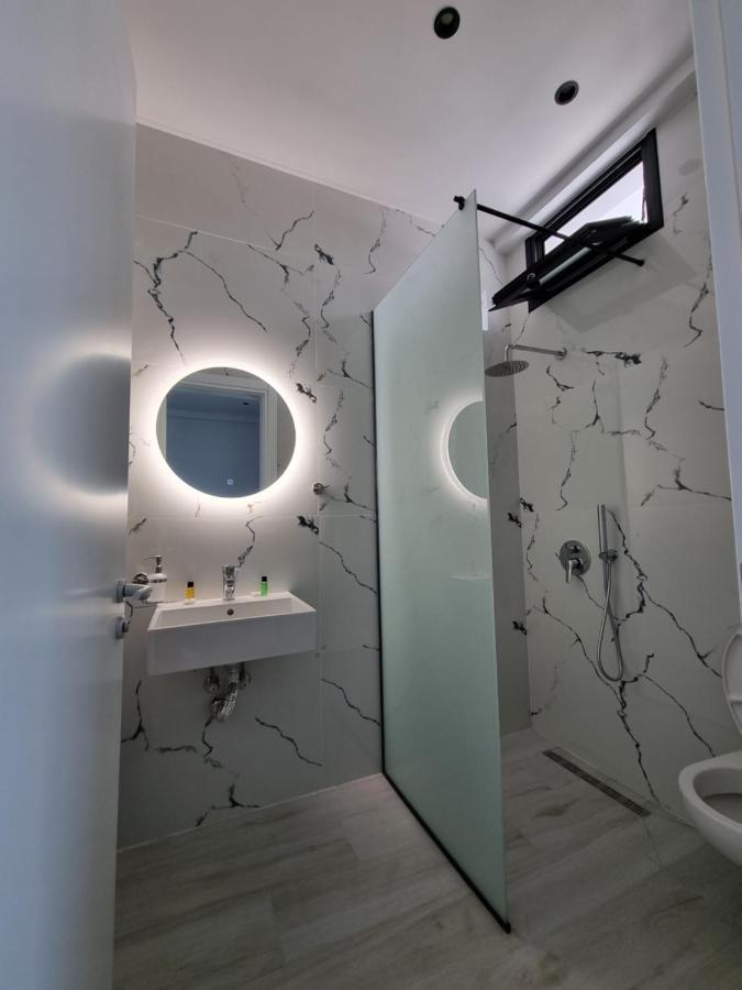 White Villa Permet Luaran gambar
