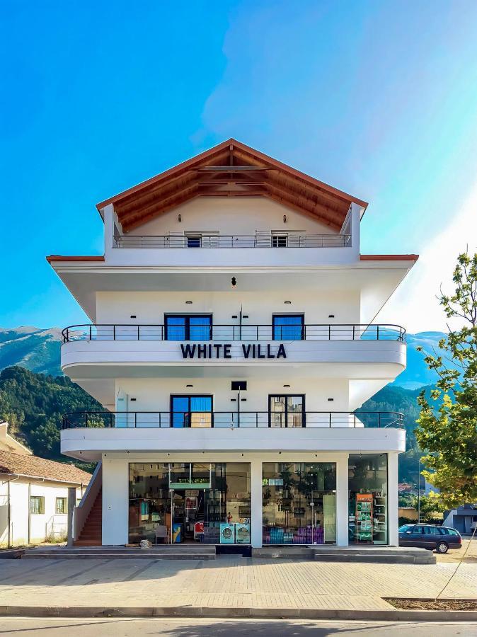 White Villa Permet Luaran gambar