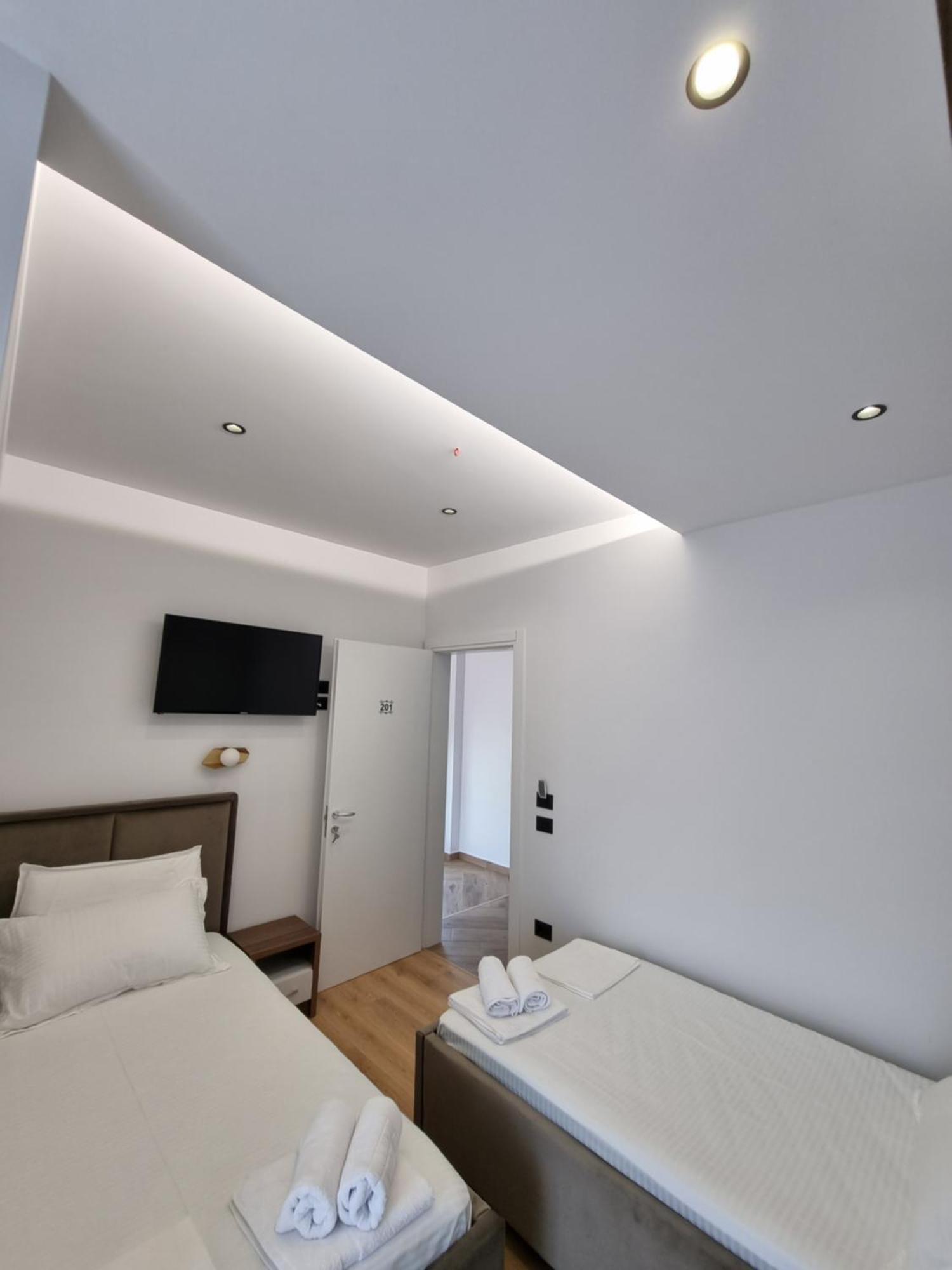 White Villa Permet Luaran gambar